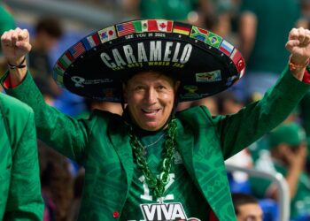 FIFA sanciona al aficionado ‘Caramelo’ y le prohíbe el uso de su sombrero en estadios