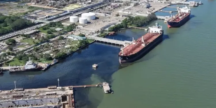 Acusan a Pemex de derrame en sur de Tamaulipas