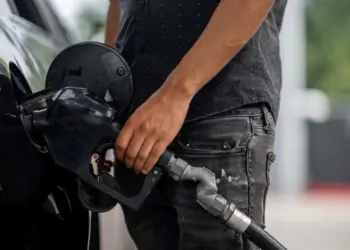 Gasolineros evaluarán fin del tope al precio del diésel