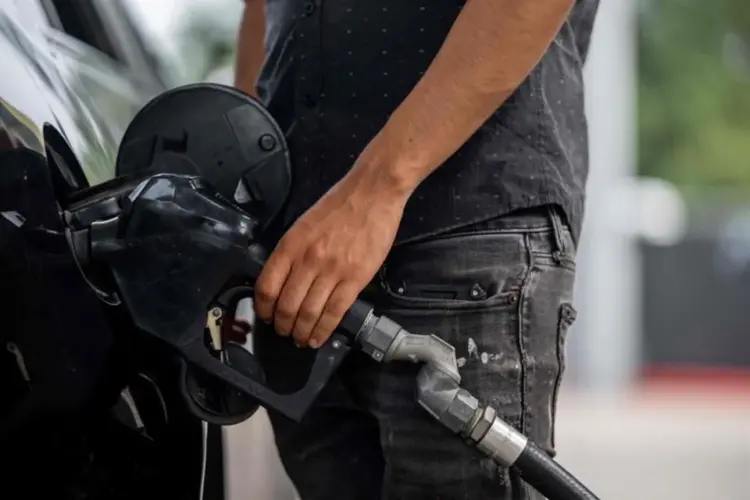 Gasolineros evaluarán fin del tope al precio del diésel