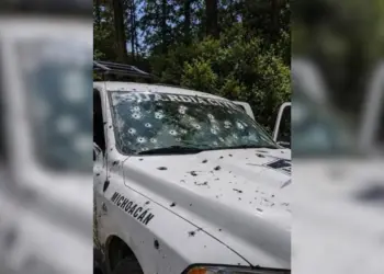 Emboscada deja cinco policías fallecidos en Michoacán