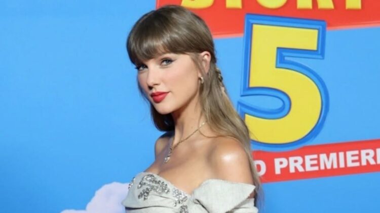 Taylor Swift deslumbra en el preestreno de Toy Story 5