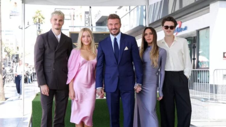 David Beckham devela su estrella en Hollywood; Brooklyn no asiste