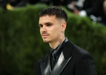 Romeo Beckham hace su debut actoral en “Forty Love”