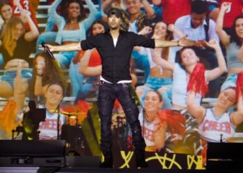 Enrique Iglesias desata la euforia en Monterrey con 100 mil fans