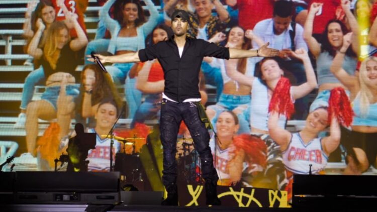 Enrique Iglesias desata la euforia en Monterrey con 100 mil fans