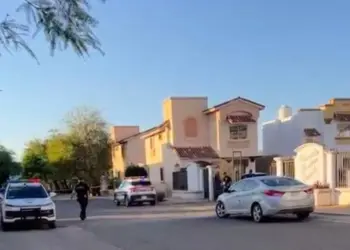 Hallan dos cuerpos en descomposición dentro de auto en Hermosillo