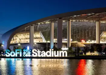 Alerta en Los Ángeles: 2000 empleados del SoFi Stadium votan a favor de irse a huelga