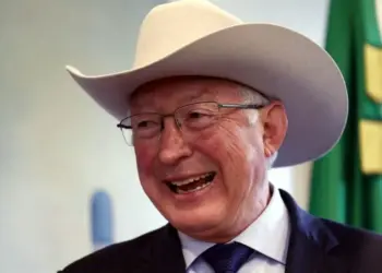 Ken Salazar promueve alianza regional anti crimen