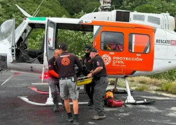 Mueren pareja tras caer a barranco
