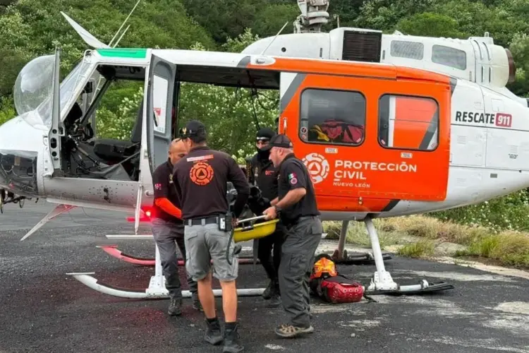 Mueren pareja tras caer a barranco