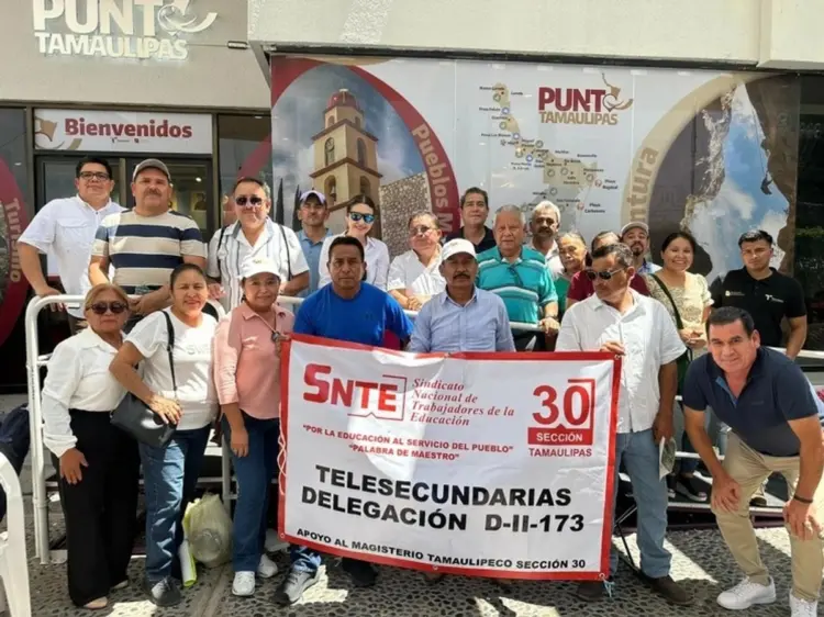 Profesores de Tula protestan en Palacio de Gobierno