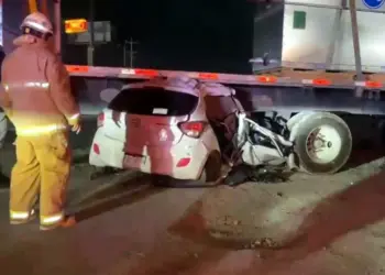 Muere policía tras choque con tráiler