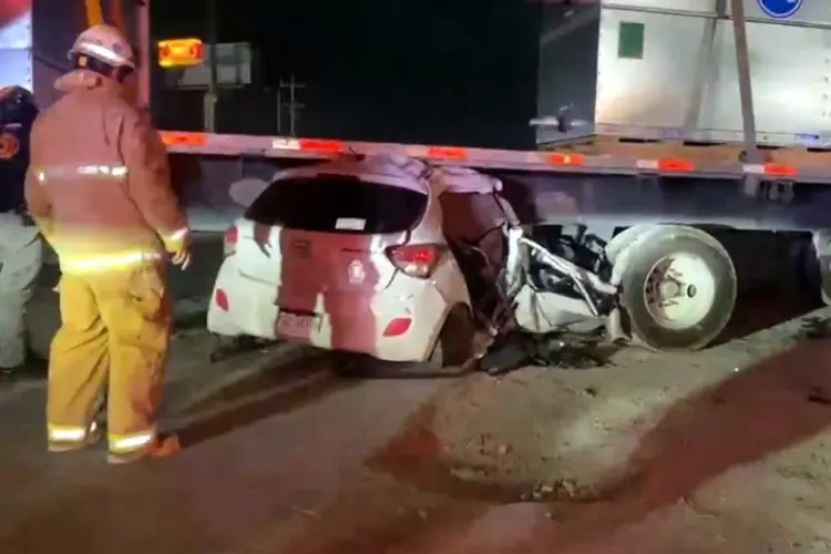 Muere policía tras choque con tráiler