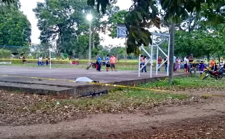 Comando irrumpe y mata a dos