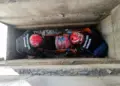 Cae mujer dentro de una tumba