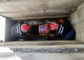 Cae mujer dentro de una tumba