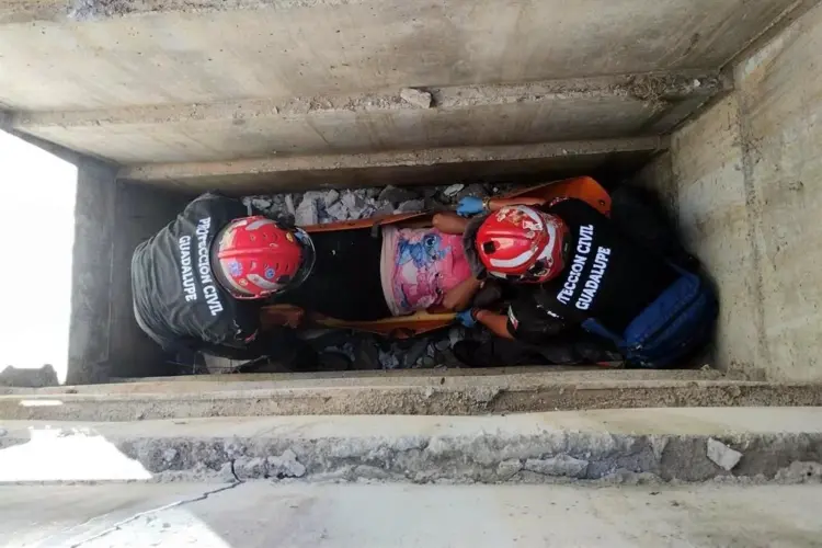 Cae mujer dentro de una tumba