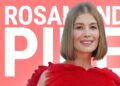 Rosamund Pike reprende a espectador por usar celular en teatro