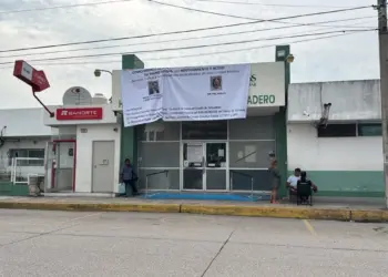 Protestan trabajadores en Hospital Madero