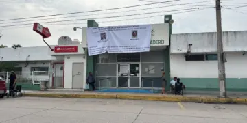 Protestan trabajadores en Hospital Madero