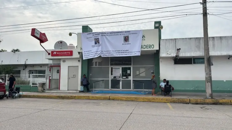 Protestan trabajadores en Hospital Madero