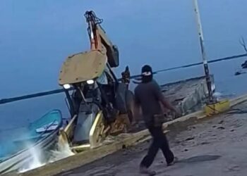 Retroexcavadora cae a laguna en Altamira