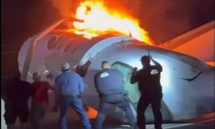 Avión privado se desploma en Laredo, Texas y deja múltiples sobrevivientes