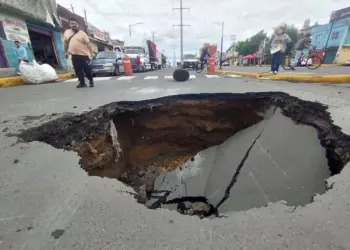 Colapso de drenaje causa mega socavón en El Mante