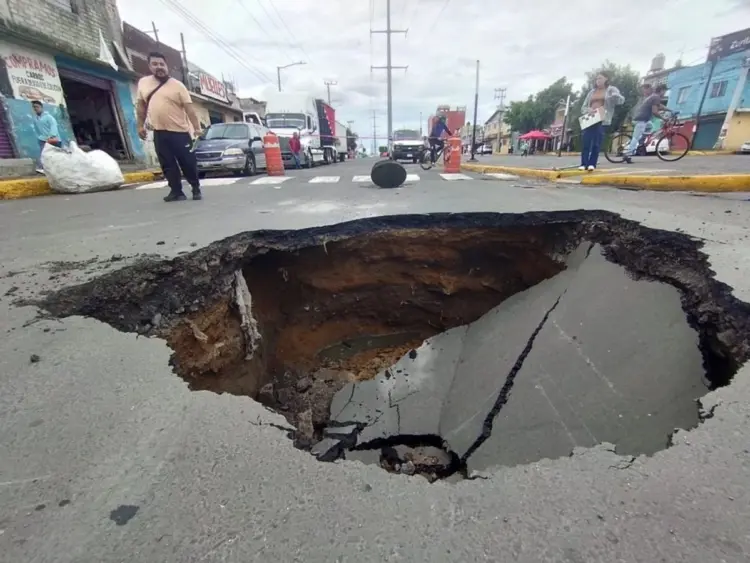Colapso de drenaje causa mega socavón en El Mante