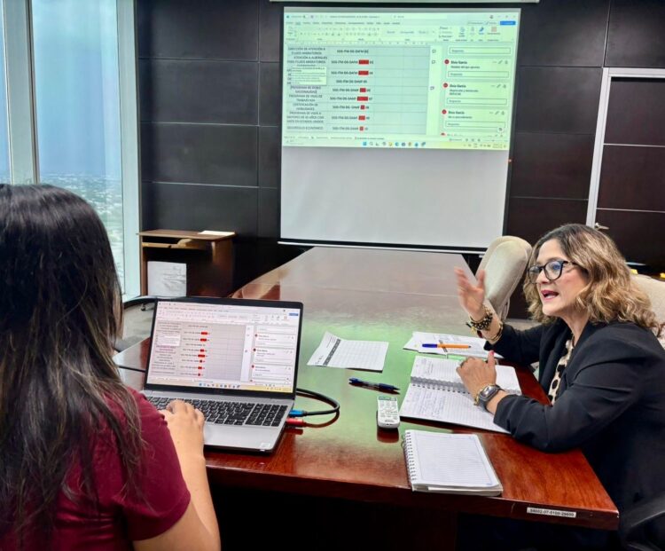 Impulsan manuales de procedimientos en administración estatal