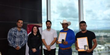 Tamaulipecos viajan a empleo en Canadá