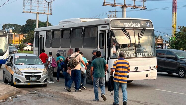 Reclaman fallas en transporte público