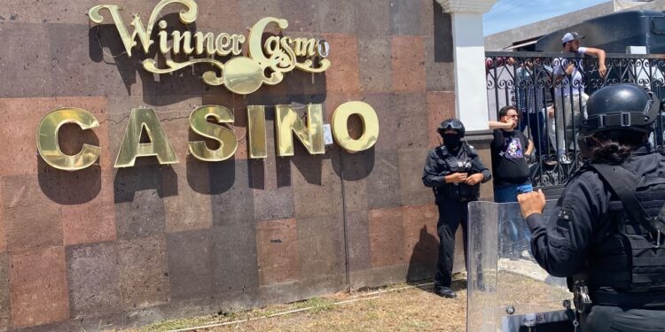 Empleados cierran casino para impedir embargo