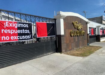 Trabajadores colocan mantas de huelga en Casino Winner