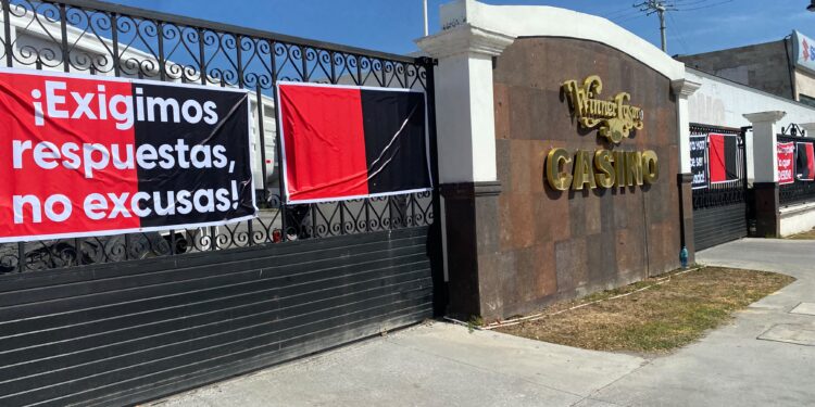 Trabajadores colocan mantas de huelga en Casino Winner