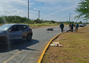 Motociclista herido al ser embestido por auto en la carretera a SLM