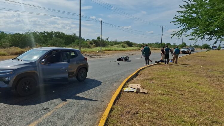 Motociclista herido al ser embestido por auto en la carretera a SLM