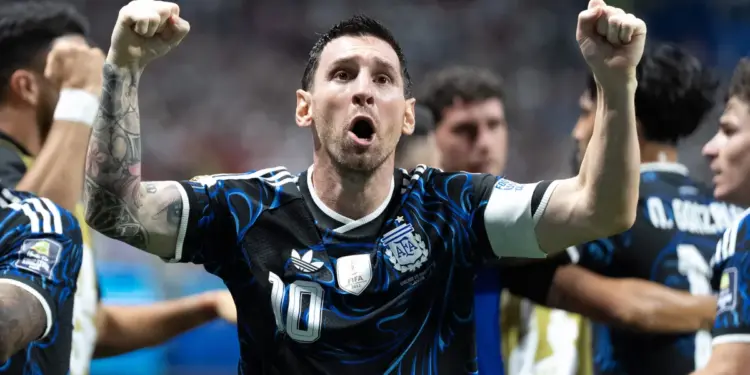 Argentina remonta y derrota 2-1 a Inglaterra y va por refrendar título