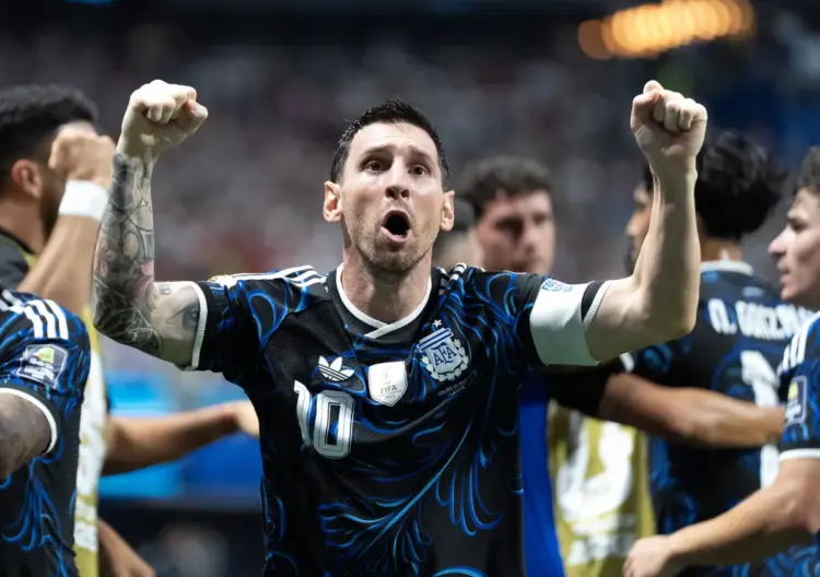 Argentina remonta y derrota 2-1 a Inglaterra y va por refrendar título mundial