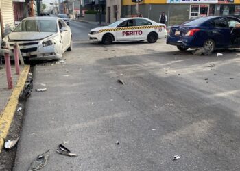 Fuerte choque vehicular en cruce de calles Nueve y Matamoros en Victoria
