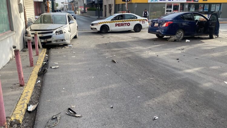 Fuerte choque vehicular en cruce de calles Nueve y Matamoros en Victoria