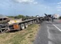 Trailero herido al estrellar su unidad contra nodriza de autos accidentada