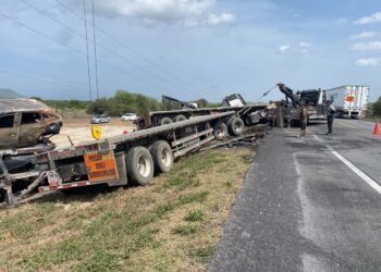 Trailero herido al estrellar su unidad contra nodriza de autos accidentada
