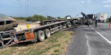 Trailero herido al estrellar su unidad contra nodriza de autos accidentada