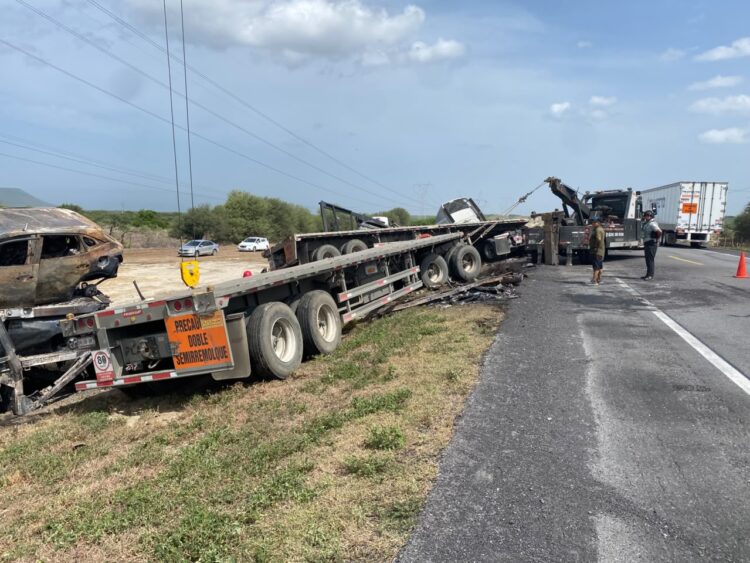 Trailero herido al estrellar su unidad contra nodriza de autos accidentada