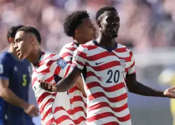 Estados Unidos gana 2-0 Bosnia y pasa cómodo a octavos 