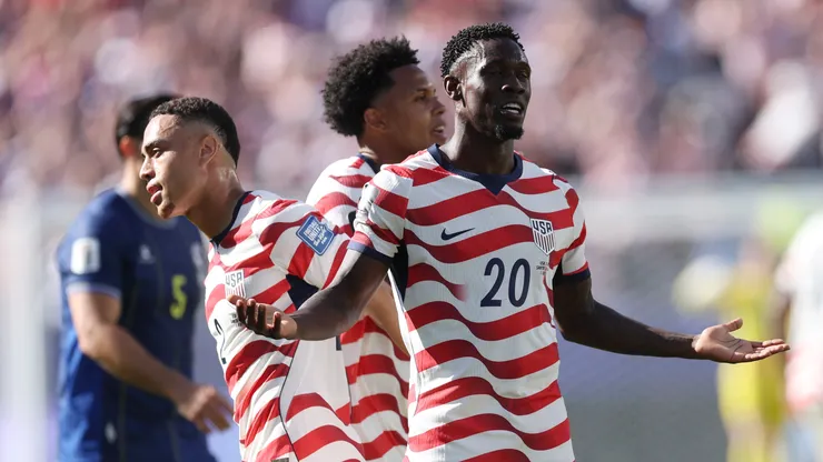 Estados Unidos gana 2-0 Bosnia y pasa cómodo a octavos