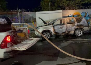 Fuego destruye camioneta frente a la clínica del IMSS e “La Loma”
