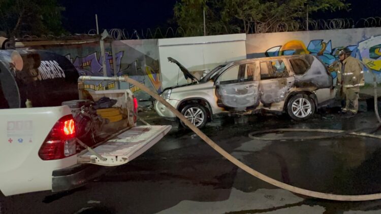 Fuego destruye camioneta frente a la clínica del IMSS e “La Loma”